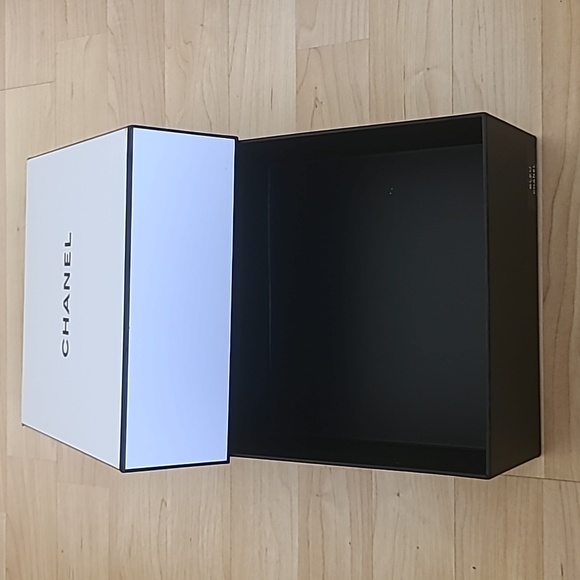 CHANEL Black & White Empty Signature Gift Box 8.5'' x 8.5''x 4" - Picture 3 of 6